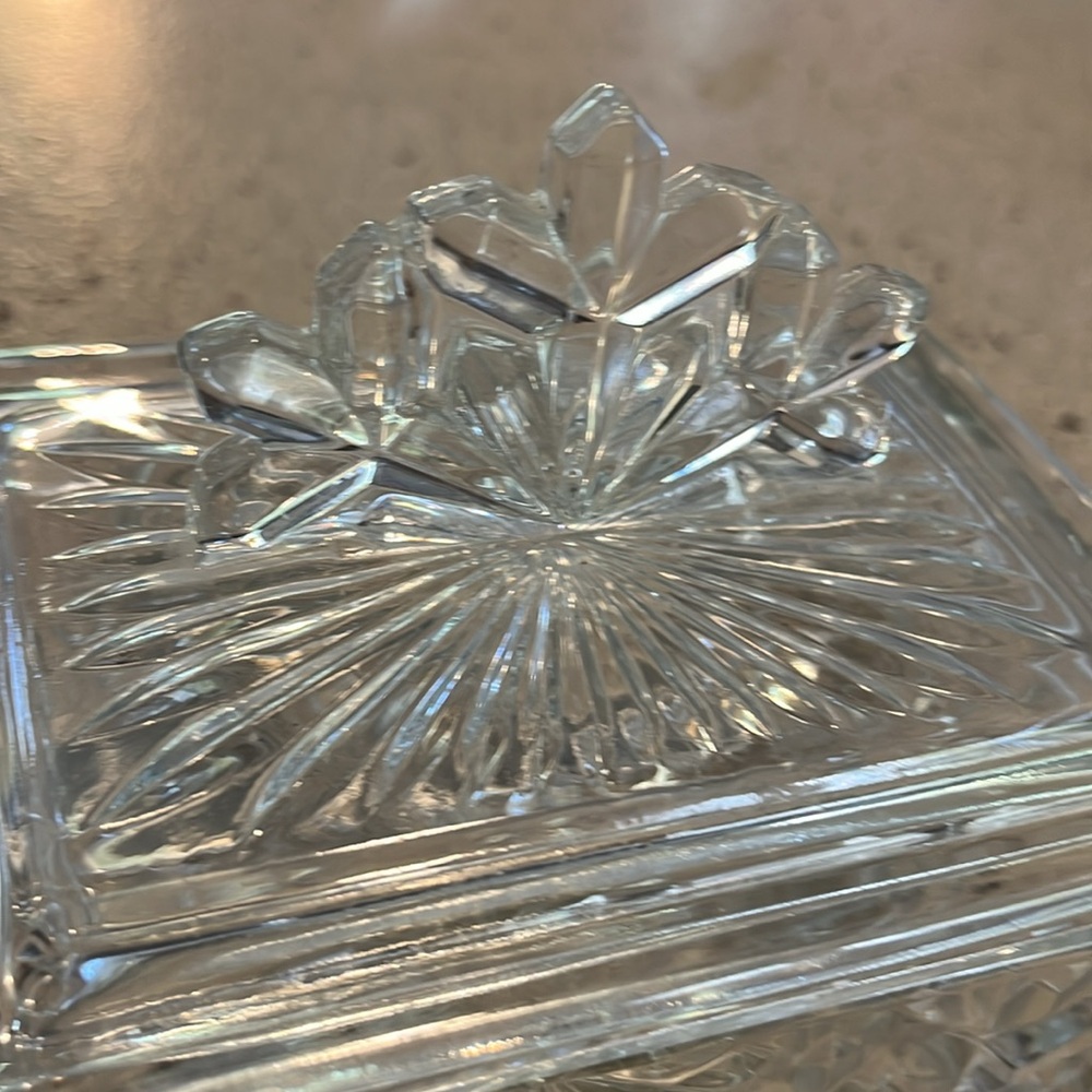 HEAVY CLEAR GLASS CANDY DISH WITH LID SNOWFLAKE PATTERN - Picture 8 of 9